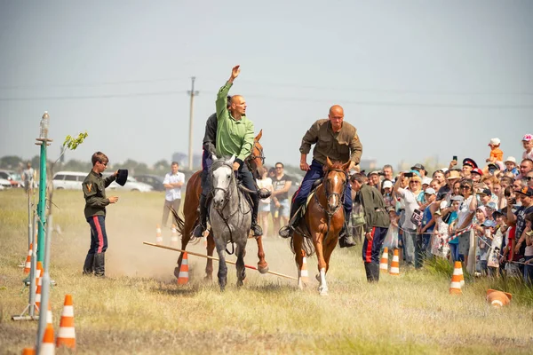 Demonstration of Cossacks ability of representatives to stay in — Stock Photo, Image