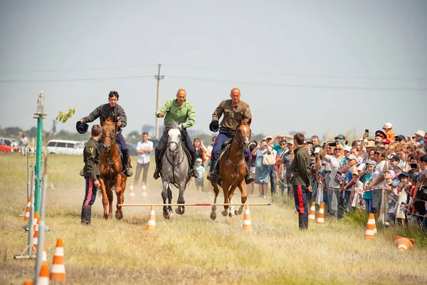 Demonstration of Cossacks ability of representatives to stay in — Stock Photo, Image