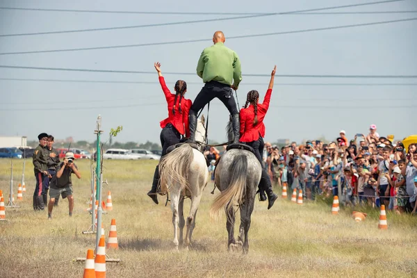 Demonstration of Cossacks ability of representatives to stay in — Stock Photo, Image