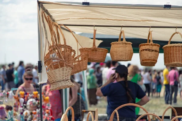 在萨班图伊庆典上出售手工编织的篮子和袋子 — 图库照片