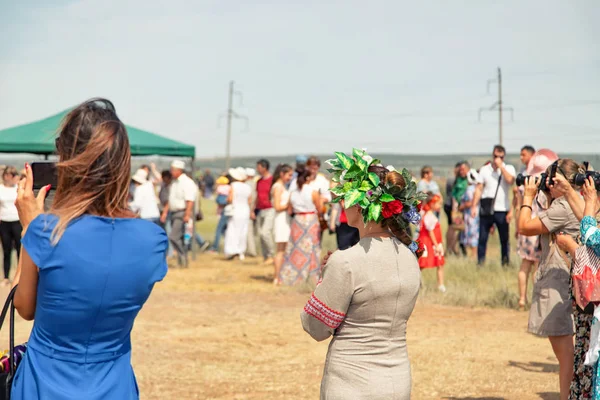 Ospiti e organizzatori danzanti vestiti in costumi nazionali — Foto Stock