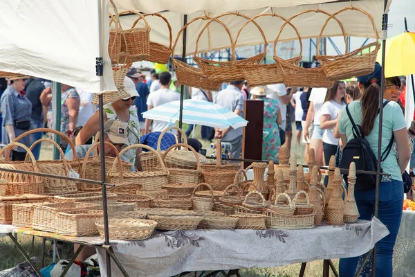 Sale of hand-woven baskets and bags at Sabantuy celebration — Stock Photo, Image