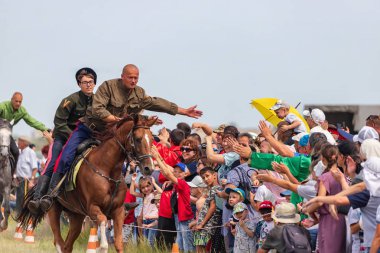 Sabantuy festivalinde seyirci hoş geldiniz ve C teşekkür
