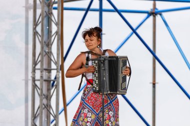 Eşlik etmek için bir vokal numarası ile sanatçıların performans 