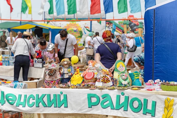 Exposición y venta de productos artesanales en la celebración de S — Foto de Stock