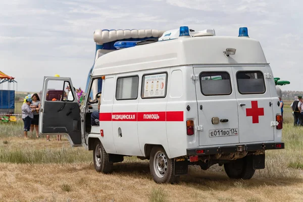 Ambulancia sobre la base del coche de tracción total en servicio en el ope —  Fotos de Stock