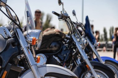 Alışveriş merkezinin otoparkında açık havada motosiklet sergisi