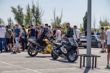 Motosiklet gösterisi onu sarı spor motosiklet ile Biker kız