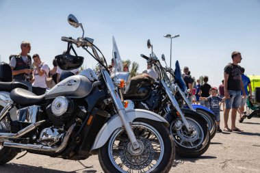 Otoparkta açık havada motosiklet sergisi 