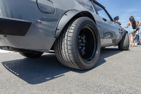 Seriella bilar med tuning och förbättrade motorer på Open Air Exhibit — Stockfoto