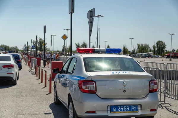 Una macchina della polizia si trova nel parcheggio del centro commerciale du — Foto Stock