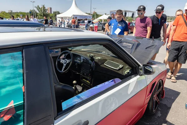 Vista interior del coche afinación con un volante deportivo y una sp —  Fotos de Stock