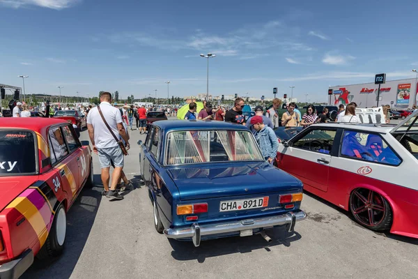 O velho modelo VAZ-2106 com acessórios modernos — Fotografia de Stock