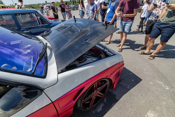 Serienautos mit Tuning und verbesserten Motoren auf der Freiluftmesse — Stockfoto