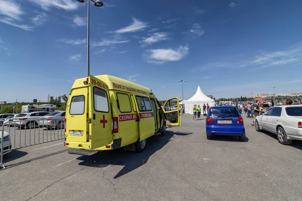 Gula ambulans står i parkeringsplatsen för shopping Cente — Stockfoto