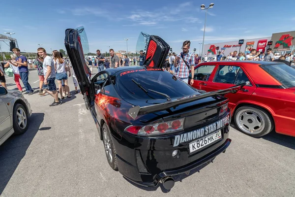 Serienautos mit Tuning und verbesserten Motoren auf der Freiluftmesse — Stockfoto