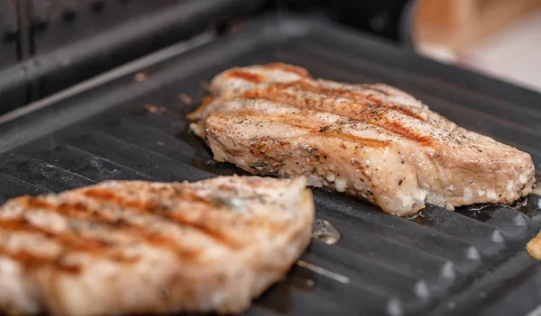 Elektrikli ızgarada kızartılmış baharatlı domuz biftekleri