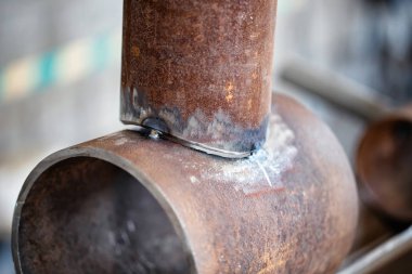 Boru hattı elemanının kaynağı için yerleştirilmiş ve hazırlanmış numune