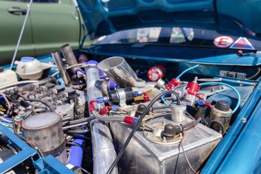 Çeşitli cihazlarile bir ayar araba kaputunun altında motor 