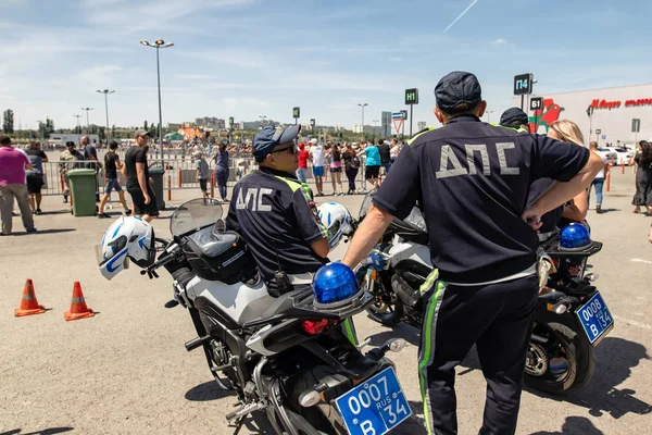 Officerare i trafikpolisen särskilda motorcykel trupp närvarande — Stockfoto