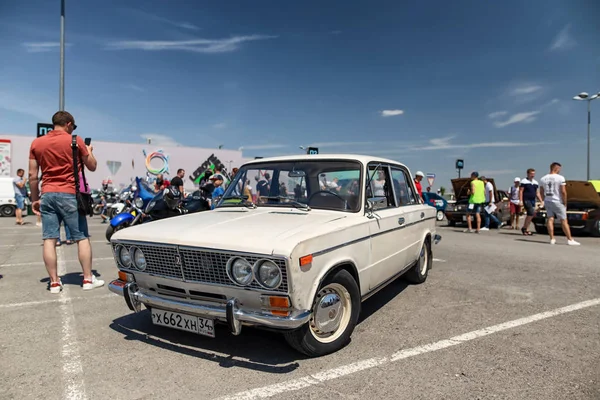 O velho modelo VAZ-2106 com acessórios modernos — Fotografia de Stock