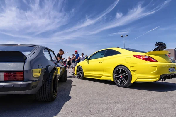 Serienautos mit Tuning und verbesserten Motoren auf der Freiluftmesse — Stockfoto