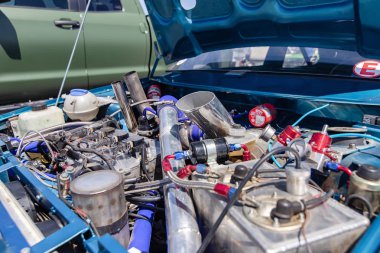 Çeşitli cihazlarile bir ayar araba kaputunun altında motor 