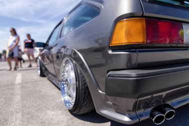 Açık hava fuarında tuning ve geliştirilmiş motorlar ile Seri arabalar