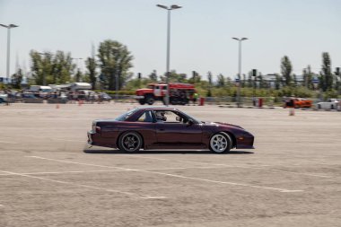 Gösterilerde sürüklenen ler için özel olarak yükseltilen ayarlanmış arabalar 