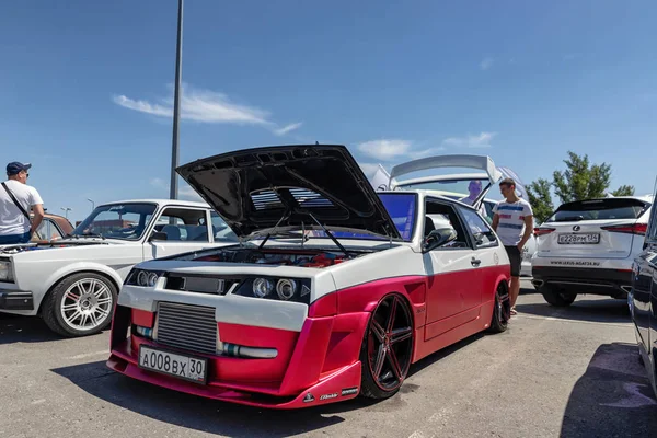 Coches seriales con tuning y motores mejorados al aire libre exh — Foto de Stock