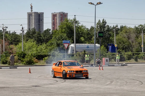 Trimmade bilar uppgraderas speciellt för drivande vid demonstrationer — Stockfoto