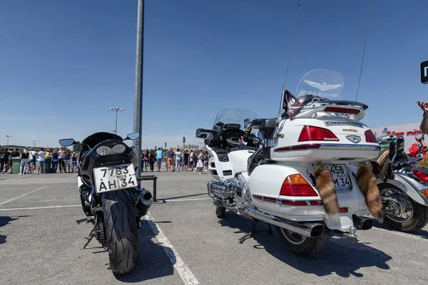 调谐和不寻常的摩托车在开放展览调谐汽车 — 图库照片