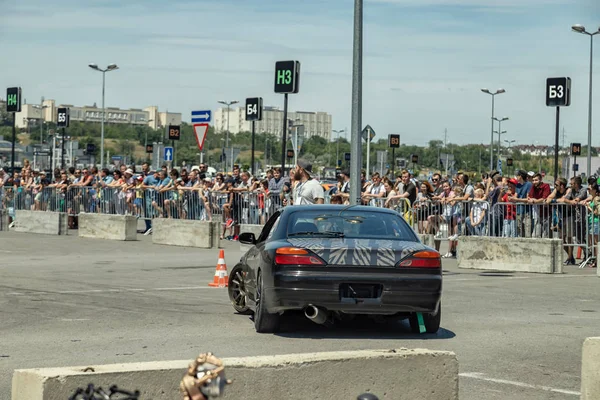 Getunte Autos speziell für das Driften auf Demonstrationen aufgerüstet — Stockfoto