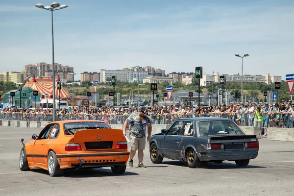 Dostrojone samochody zmodernizowane specjalnie do drifting na demonstracjach — Zdjęcie stockowe