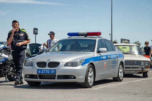 Un coche de policía se encuentra en el estacionamiento del centro comercial du —  Fotos de Stock