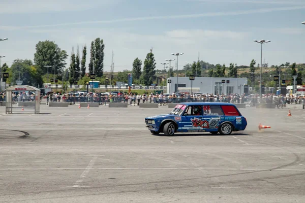 Getunte Autos speziell für das Driften auf Demonstrationen aufgerüstet — Stockfoto