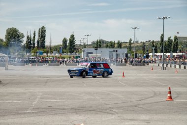 Gösterilerde sürüklenen ler için özel olarak yükseltilen ayarlanmış arabalar 