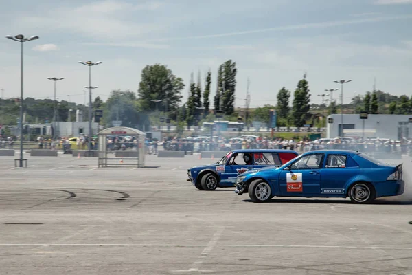 Getunte Autos speziell für das Driften auf Demonstrationen aufgerüstet — Stockfoto