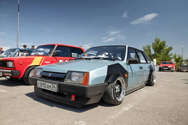 Auto seriali con messa a punto e motori migliorati all'aria aperta exh — Foto Stock