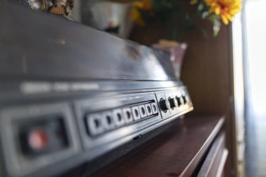 Ahşap kasalı eski bir plak çalar