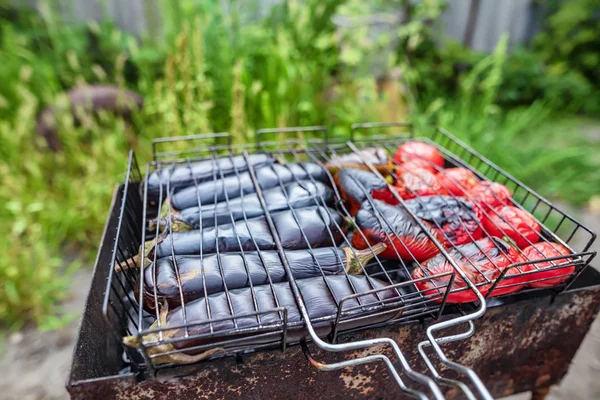 Smažte čerstvou zeleninu v grilu na uhlí pro prepar — Stock fotografie