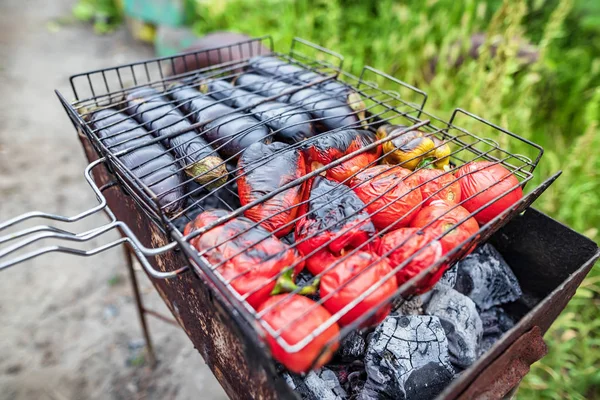 Smažte čerstvou zeleninu v grilu na uhlí pro prepar — Stock fotografie