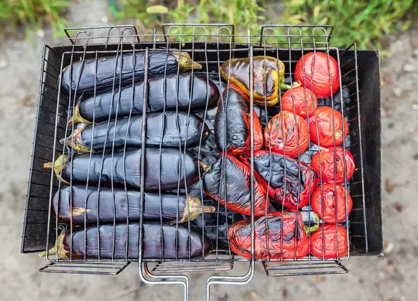 Smažte čerstvou zeleninu v grilu na uhlí pro prepar — Stock fotografie