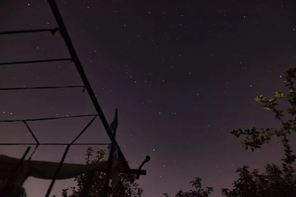 Ciel nocturne avec étoiles brillantes — Photo