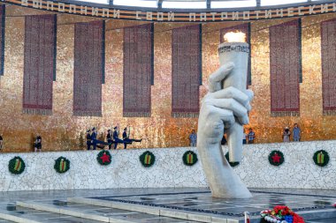 Salonda ebedi alev de onur bekçi değişimi