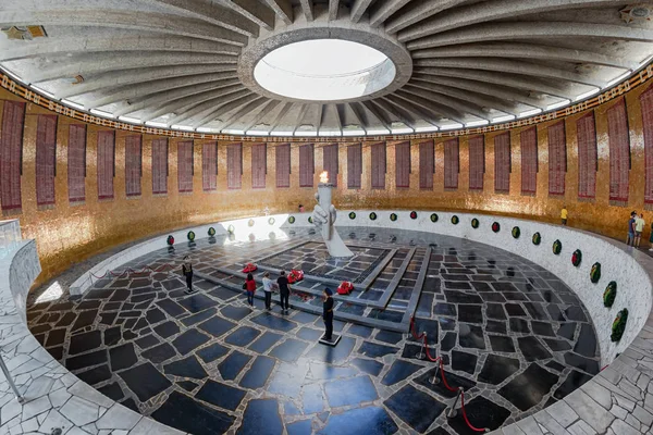 Sala della gloria militare con una torcia di fiamma eterna in memoria o — Foto Stock