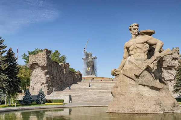 Reconstruction monument "Motherland" on Mamaev Kurgan. The statu — Stock Photo, Image
