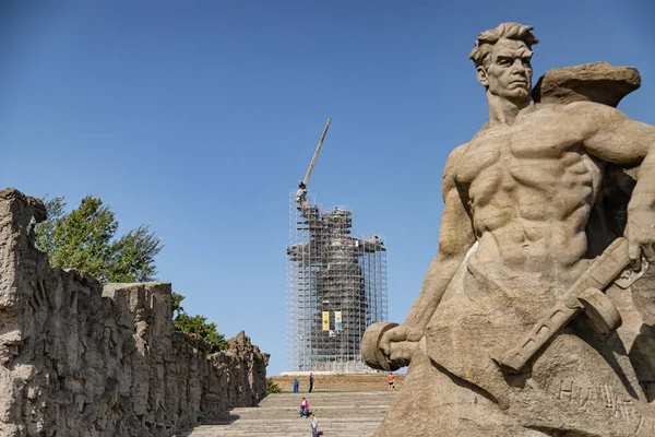 Reconstruction monument "Motherland" on Mamaev Kurgan. The statu — Stock Photo, Image