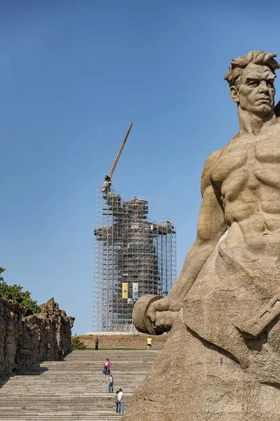 Reconstruction monument "Motherland" on Mamaev Kurgan. The statu — Stock Photo, Image