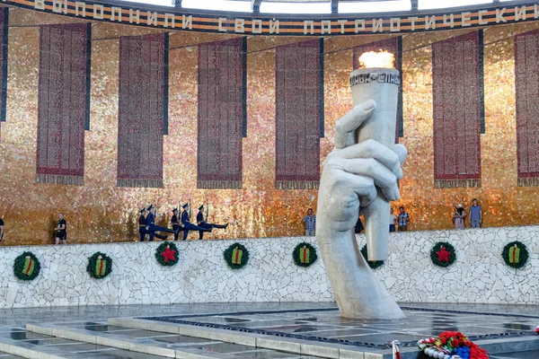 Change of the guard of honor at the eternal flame in the hall of — Stock Photo, Image